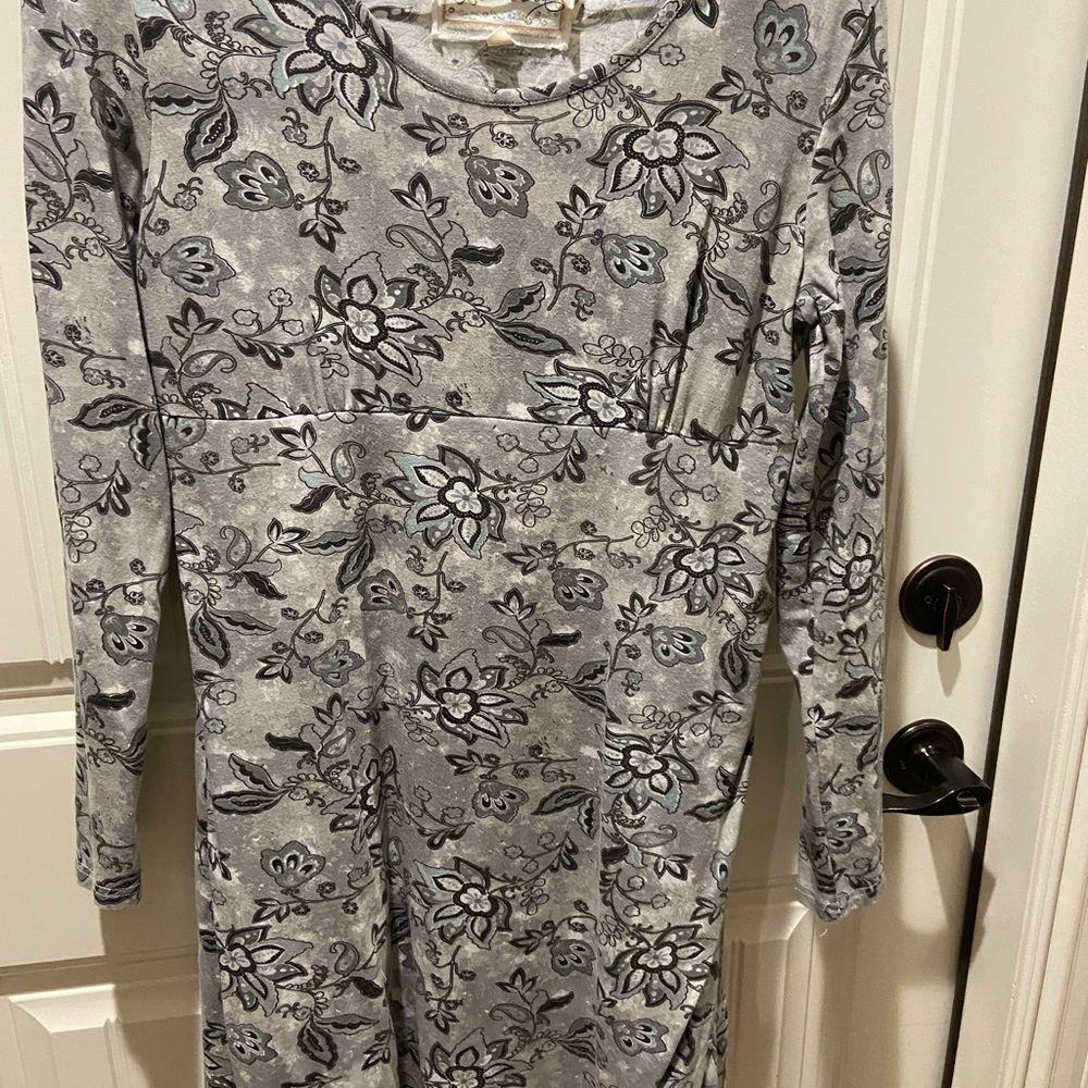 Aventura Floral Patterned Dress in Gray and Black
